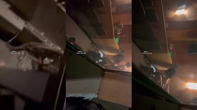 【门事件】 电影院内艹逼小情侣电影后排直接开干，女的好骚好贱呀！